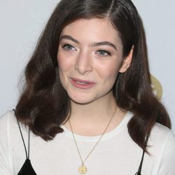 Lorde sencilla con un maquillaje luminoso
