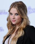 Ashley Benson con un semi recogido de cabello ondulado