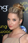 Ashley Benson con un moño alto con volumen