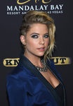 Ashley Benson recoge su cabello en trenzas de raíz laterales