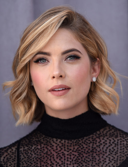 Ashley Benson peina su corte bob en unas ondas cuidadas
