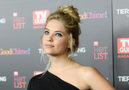 Ashley Benson recoge su cabello en un moño de estilo messy