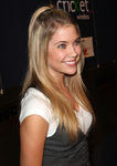 Ashley Benson con un semi recogido de coleta alta