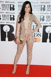 Jessie J con los labios lilas