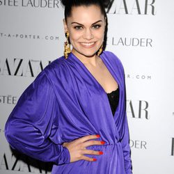 Jessie J con un moño alto encrespado