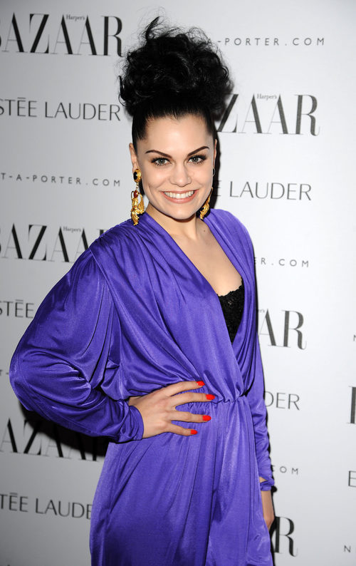 Jessie J con un moño alto encrespado