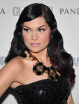 Jessie J con el cabello ondulado y de aspecto rígido