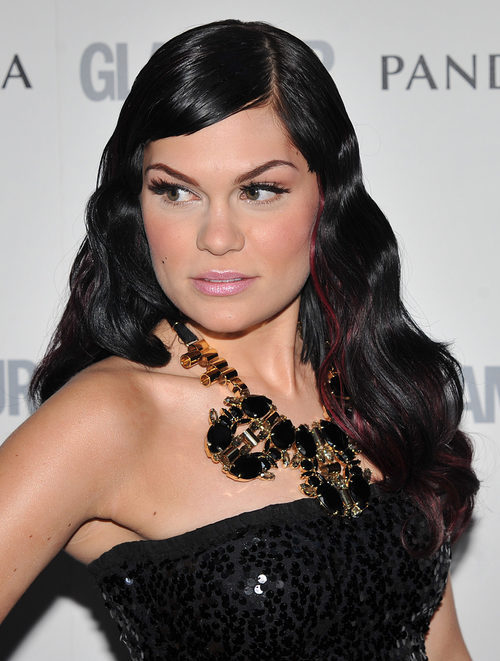 Jessie J con el cabello ondulado y de aspecto rígido