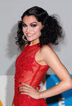 Jessie J con un peinado de cabello encrespado