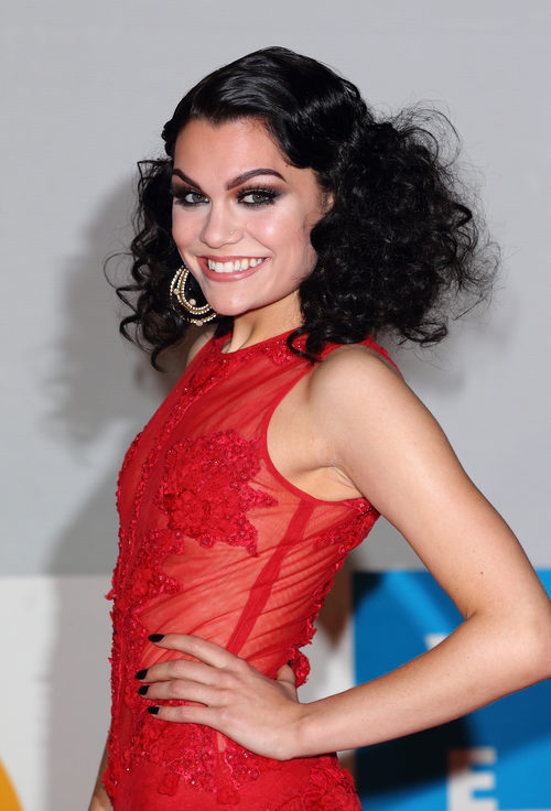 Jessie J con un peinado de cabello encrespado