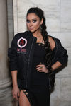 Shay Mitchell con una trenza de cuerda