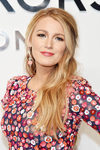 Blake Lively con un semi recogido cardado