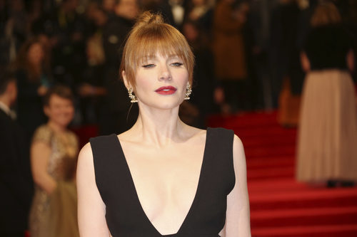 Bryce Dallas con un largo flequillo