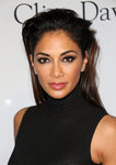 Nicole Scherzinger peina hacia atrás su melena en un efecto mojado