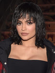 Kylie Jenner con flequillo y con efecto mojado