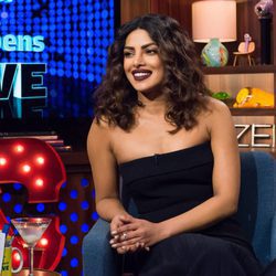 Priyanka Chopra con una melena midi rizada