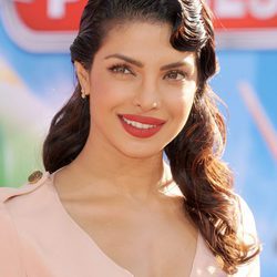 Priyanka Chopra con ondas vintage
