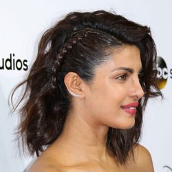 Priyanka Chopra recoge su melena midi rizada en una trenza de raíz lateral