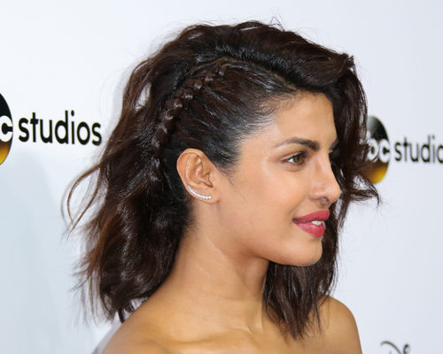 Priyanka Chopra recoge su melena midi rizada en una trenza de raíz lateral