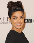 Priyanka Chopra con un moño con forma de lazo