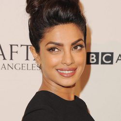 Priyanka Chopra con un moño con forma de lazo