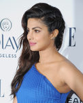 Priyanka Chopra con un semi recogido de trenza lateral