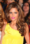 Cheryl Cole con una melena rizada con mechas