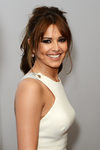 Cheryl Cole con una coleta baja y flequillo despeinado