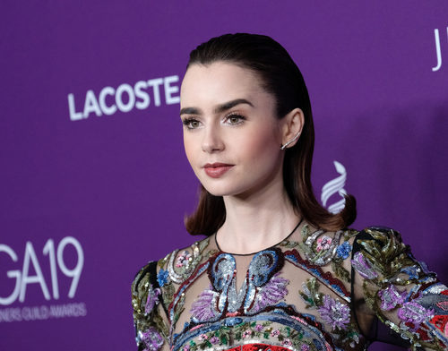Lily Collins peina su cabello hacia atrás acabándolo en un rulo