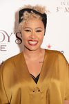 Emeli Sandé recoge sus rizos en una cinta de pelo