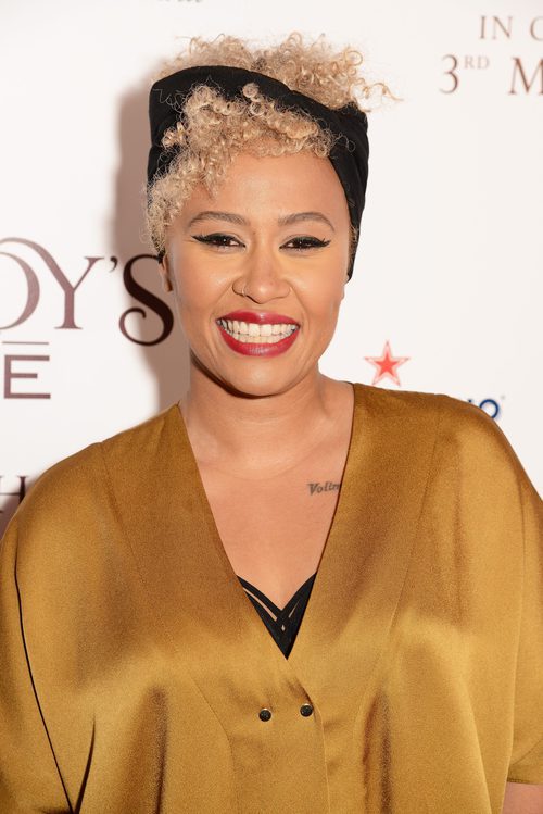 Emeli Sandé recoge sus rizos en una cinta de pelo