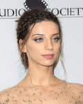 Angela Sarafyan con un recogido de trenzas