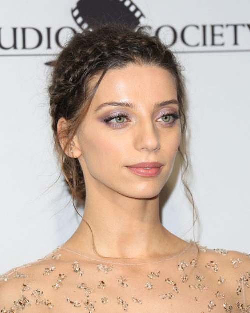 Angela Sarafyan con un recogido de trenzas