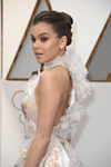 Hailee Steinfeld recoge su cabello en dos moños