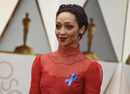 Ruth Negga recoge su cabello en una diadema roja de pétalos metálicos