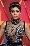 Janelle Monáe con una diadema dorada en su melena pixie