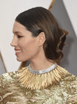 Jessica Biel con un moño bajo y lacio