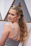 Teresa Palmer con un semi recogido de cabello encrespado