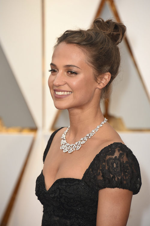 Alicia Vikander con un moño de estar por casa