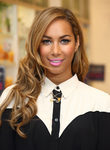 Leona Lewis peina sus ondas hacia un lado