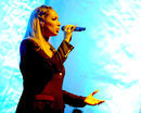 Leona Lewis recoge su cabello creando nudos