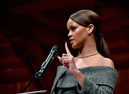 Rihanna apuesta por una coleta baja pulida