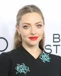 Amanda Seyfried con un semi recogido