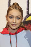 Gigi Hadid con complementa su coleta con trenzas de raíz