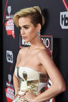 Katy Perry cambia de look y se rapa la melena