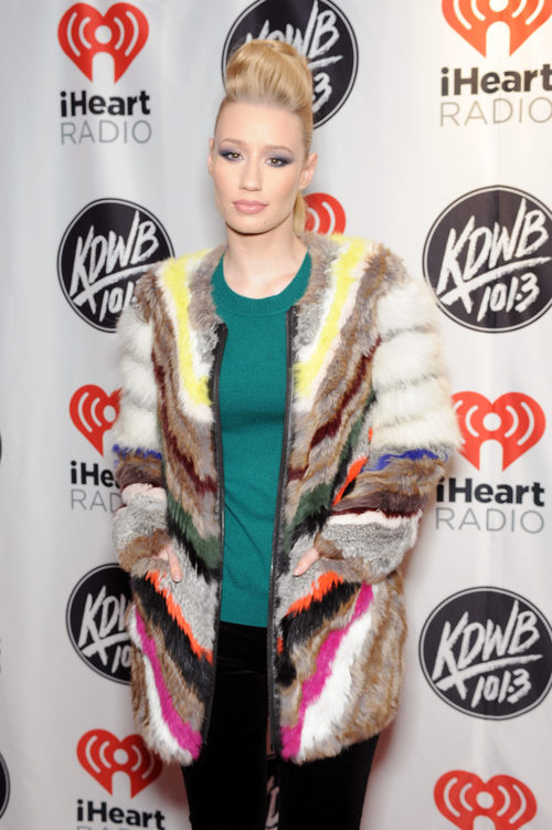 Iggy Azalea con un tupé voluminoso