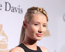 Iggy Azalea con una trenza de raíz y una coleta