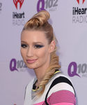 Iggy Azalea con un tupé enroscado