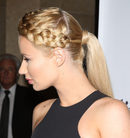 Iggy Azalea peina su cabello hacia delante para crear una trenza de raíz