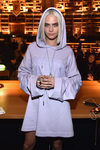 Cara Delevingne cubre su cabello blanco con una capucha